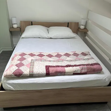 Nyaraló Maison Mitoyenne Dans Avec Piscine