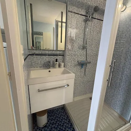 Maison Mitoyenne Dans Avec Piscine Nyaraló