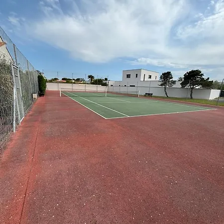 Maison Mitoyenne Dans Avec Piscine Nyaraló